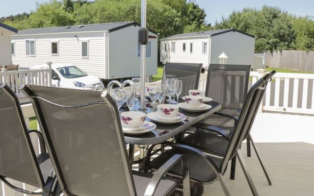 Jonstone Pines Lodge at Cayton Bay Holiday Park