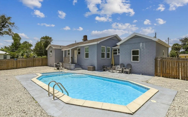Cove Cottage - 3 Bedroom w/Private Pool. Sleeps 6. Quiet Community, Close to Fishing Marinas. 3 Home by RedAwning