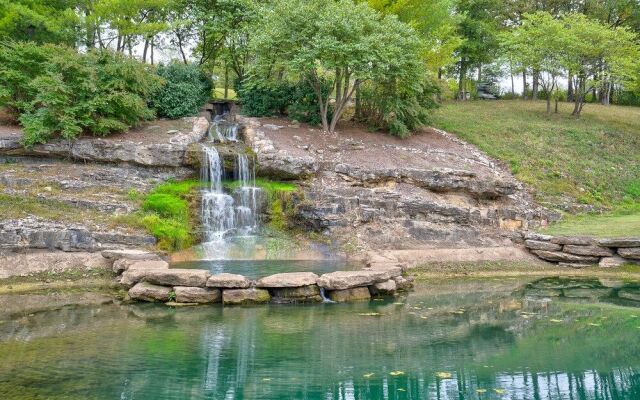 The Lodge on the Creek Branson West Cabin w/ Beautiful Views