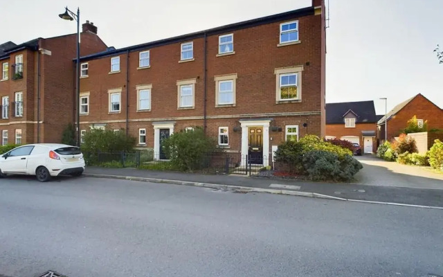Riverfront Staffordshire Retreat