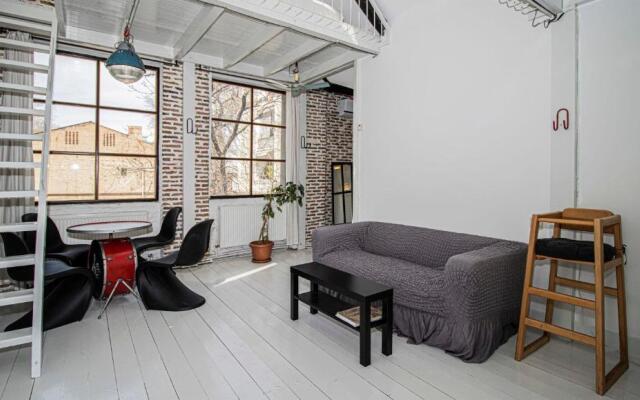 2BR Mezzanine style apartment w Patio