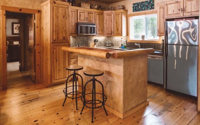 Serenity Pines Lodge in Shugart Flats