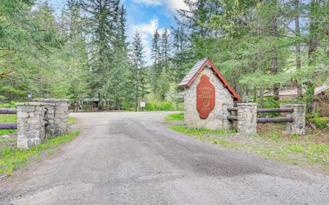 Riverfront Skykomish Cabin w/ Private Hot Tub!