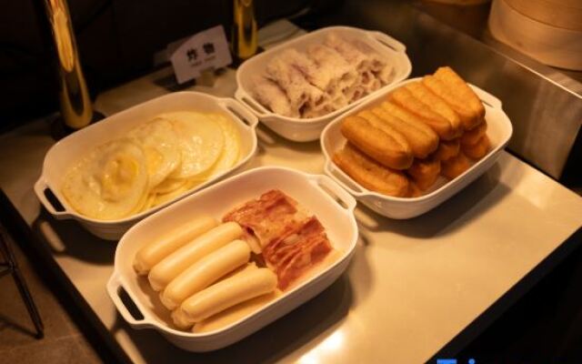 Shanghai People's Square Nanjing East Road Pedestrian Street Treasury Hotel