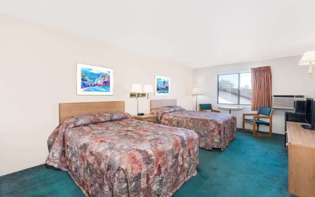 Super 8 by Wyndham Belle Fourche SD