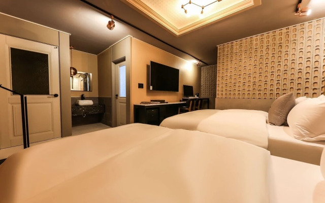 Daejeon Jungri Hotel Art Bin