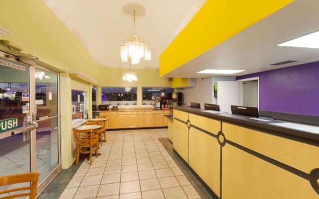 Knights Inn - Palmdale CA