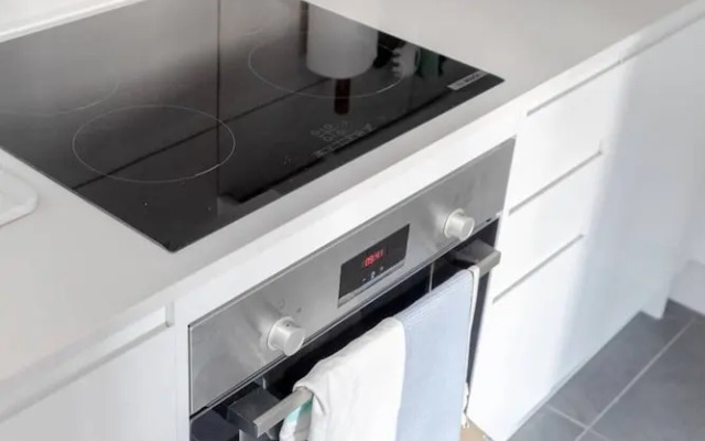 Beautifully Presented 2BD Flat W/patio- Kensington