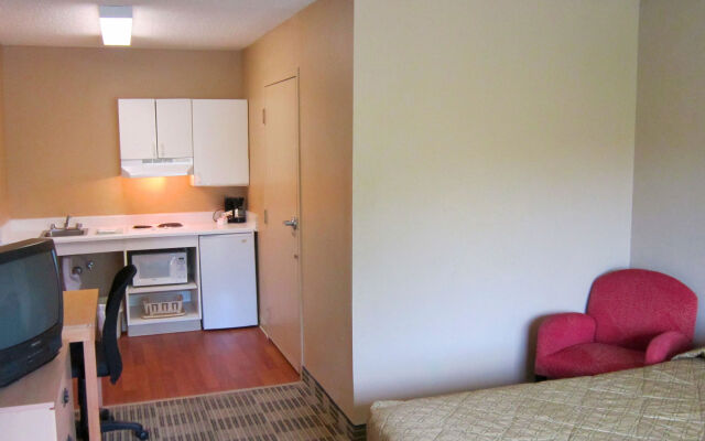 HomeTowne Studios by Red Roof Orlando - UCF Area