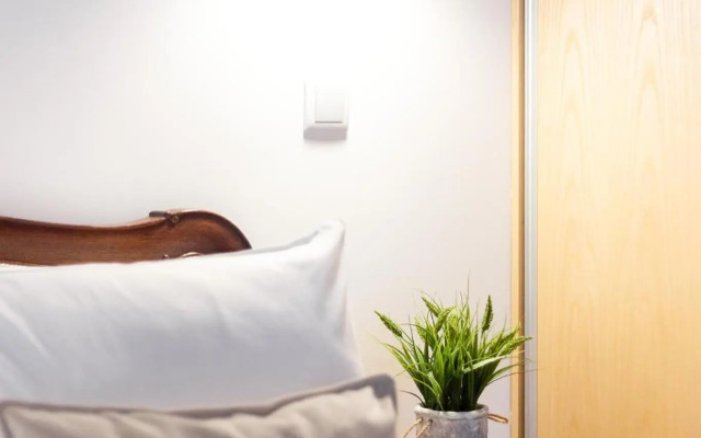 Riverside 2 Bedroom Apartment by DA'HOME