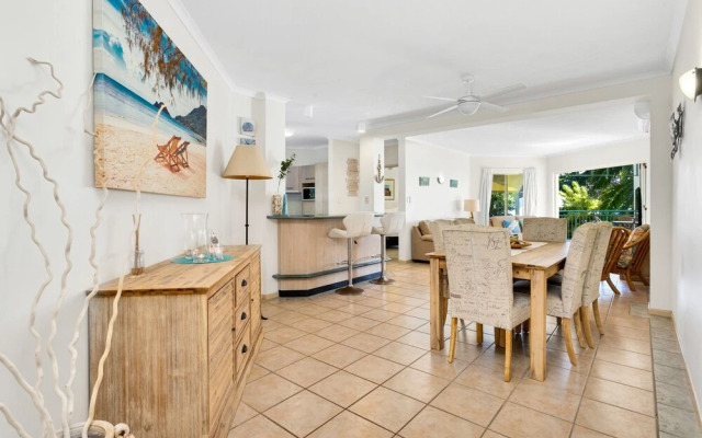 Beachfront Bliss 3-bedroom Apartment with Sea View 4