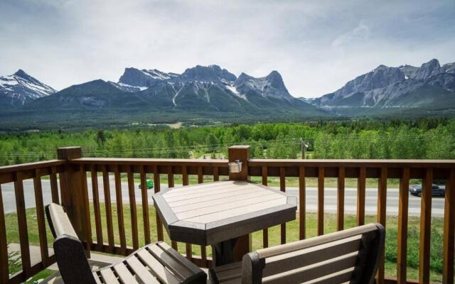 Spacious 3BR 2BA Penthouse with Mountain Views