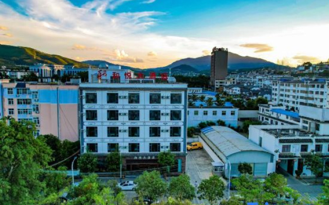Heyue Hotel (Linyi Yunxian High speed Railway Station Store)