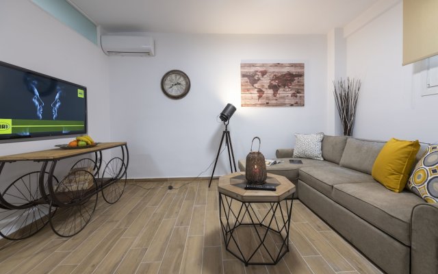 Comfy Kerameikos Apartment by Cloudkeys