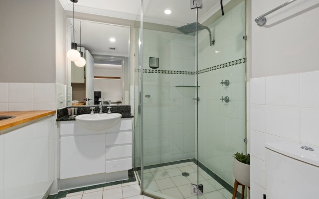 Spacious 1 Bed Near Manly Beach – Bathroom – Sydney