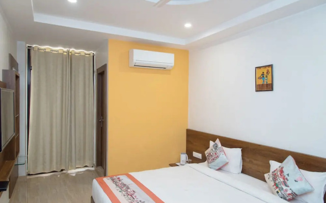 OYO 10893 Hotel Divine Inn