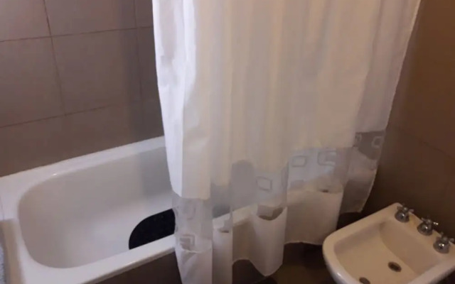 Departamento-casa muy amplio y céntrico.