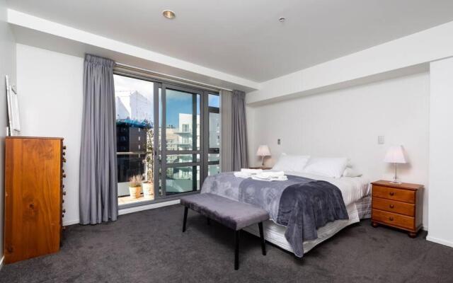 Stunning Three Bedroom Home Near Sky Tower