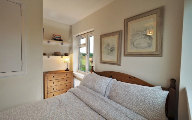 Quiet APT Sleeps 4-6 Central Windsor With Parking