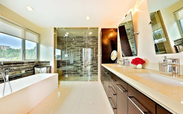 Hollywood Estate With Stunning Views