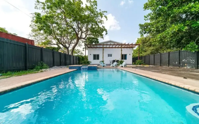 Charming Home With Pool Jacuzzi