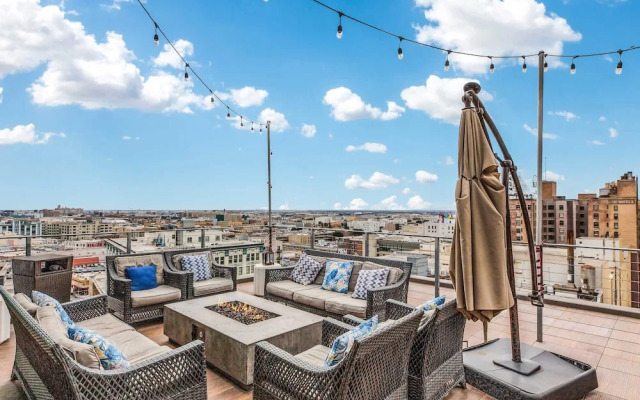 Stylish 2br/2ba At HWH by Oneluxstay