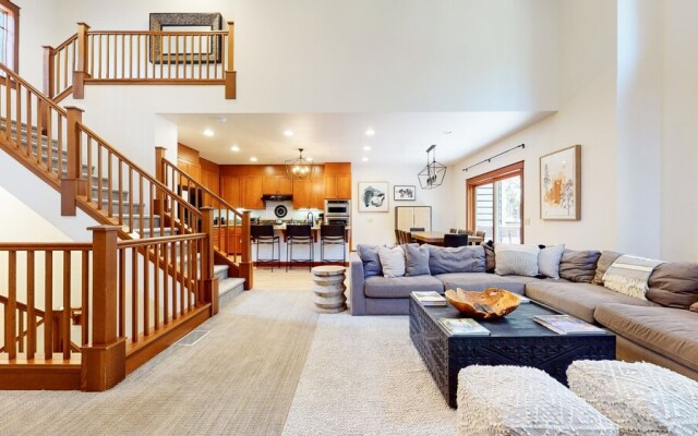 Timbers 6 Updated and Pet-Friendly, Private Jacuzzi, Private Garage by RedAwning