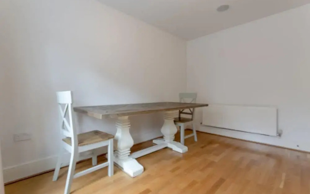 3 Bedroom Home In The Heart Of Wimbledon