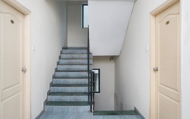 OYO 18497 Eiast Field Hotel