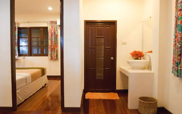 Baan Klang Aow Beach Resort