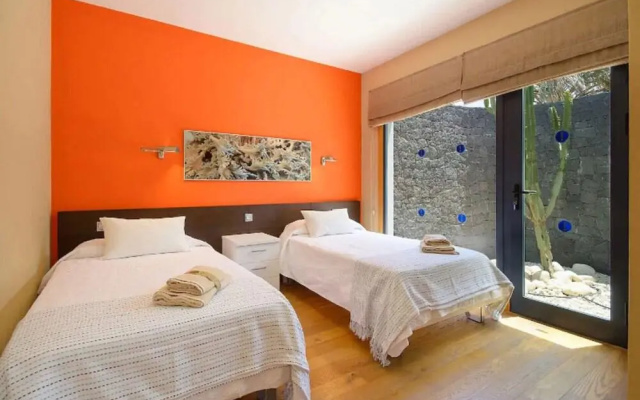 Villa Sleeps 6 With Pool Private & Sauna