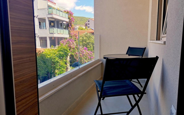 Apartments LORA Zmajeva, 7