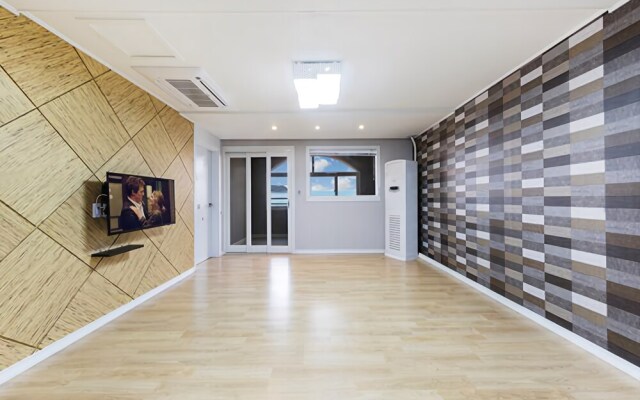 Geoje Beach Mongdol House Pension