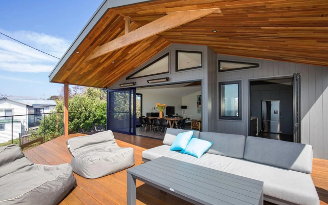 Seaview - Pet Friendly with Stunning Views - 1 Min to Beach