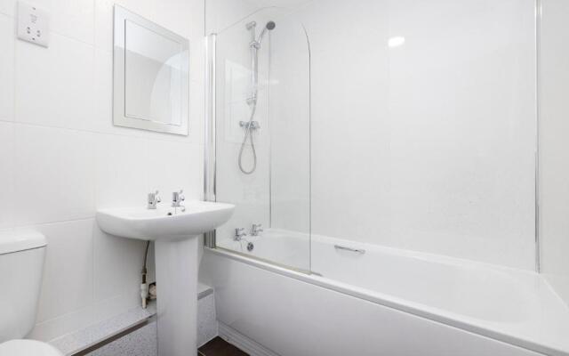 JOIVY Bright 3-Bed Flat Overlooking The Clyde
