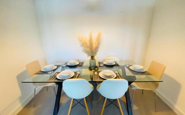 Modern 4-bed house with picturesque lakeside view