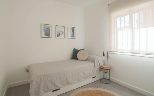 3 Bed Apt Sleep 6 - Pets, Balcony, Parking, Wifi