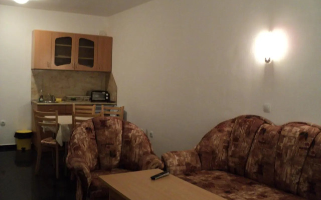 Meni Apartments and Guest Rooms