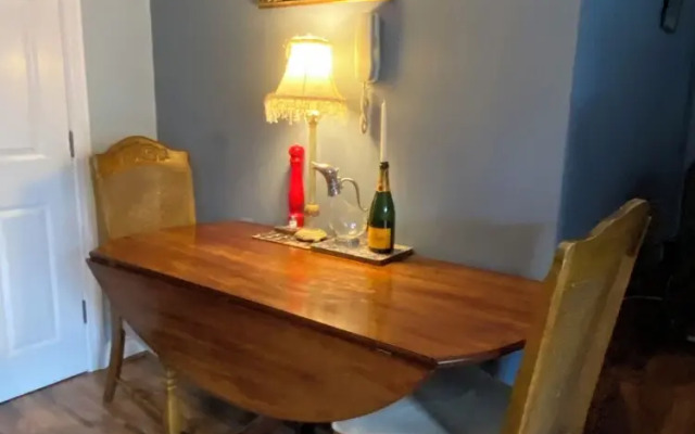 Studio - Sleeps 2 - Pets - Terrace - Parking