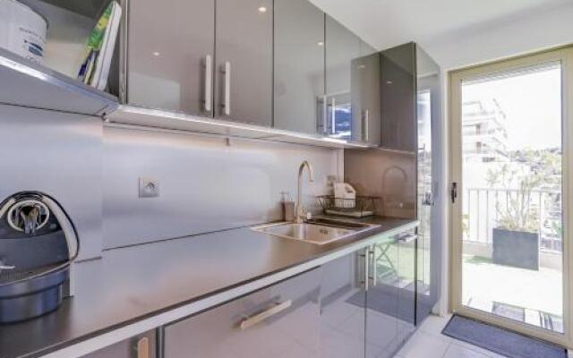 Wonderful fully renovated 2BR on the last floor.