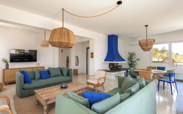 Sea Frame Design Apartments with Pool by Wonderful Italy