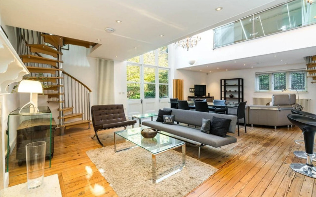 Unique 2 Bedroom Converted Artist's Studio