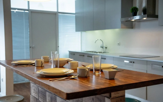 House and People - Rotunda do Caires