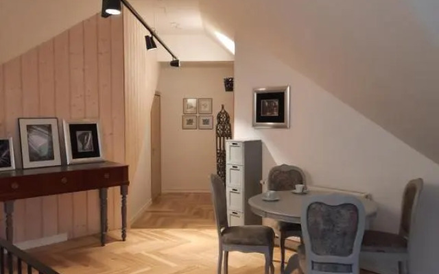 Lake & Library Hotel