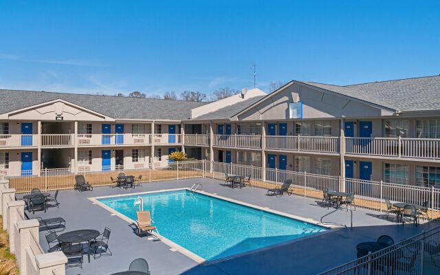 Super 6 Inn & Suites Baton Rouge