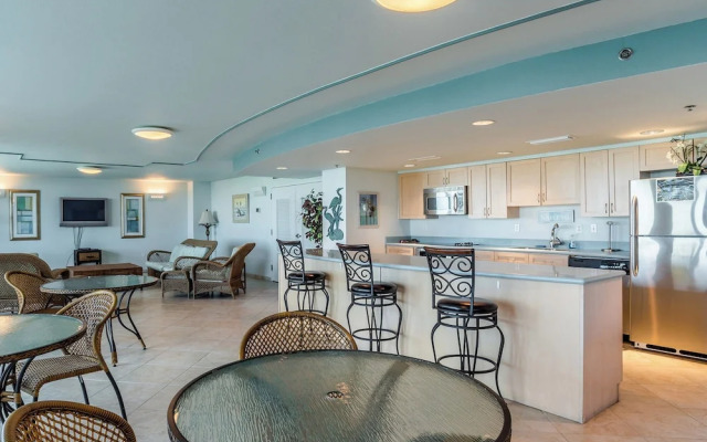 Sabine Yacht & Racquet #8D