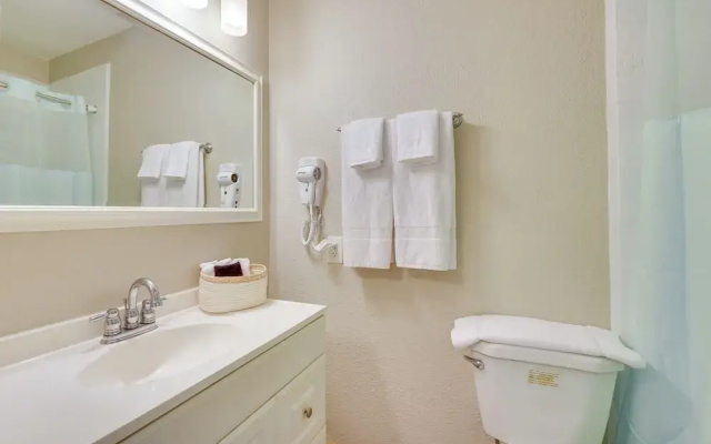 Walk to Marina: Home w/ Pool in Palmetto