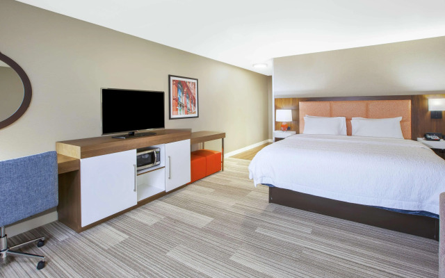 Hampton Inn & Suites Oakwood Village-Cleveland
