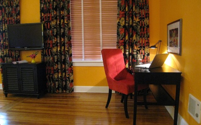 Colony Hotel & Cabaña Club