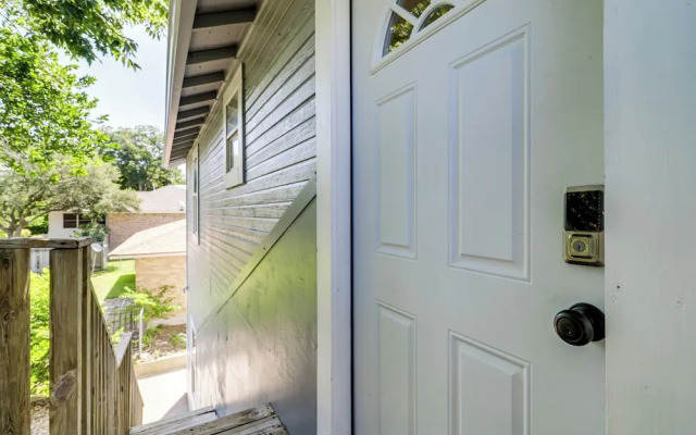 Wine Tours & Antiquing: Townhome Near Dtwn Brenham